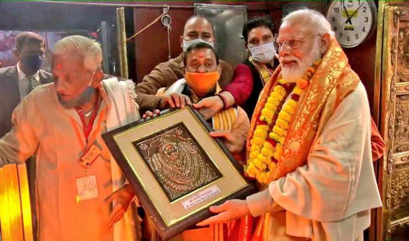 काशीवासीयांनी पंतप्रधान मोदींना एक फोटोफ्रेम भेट केली.