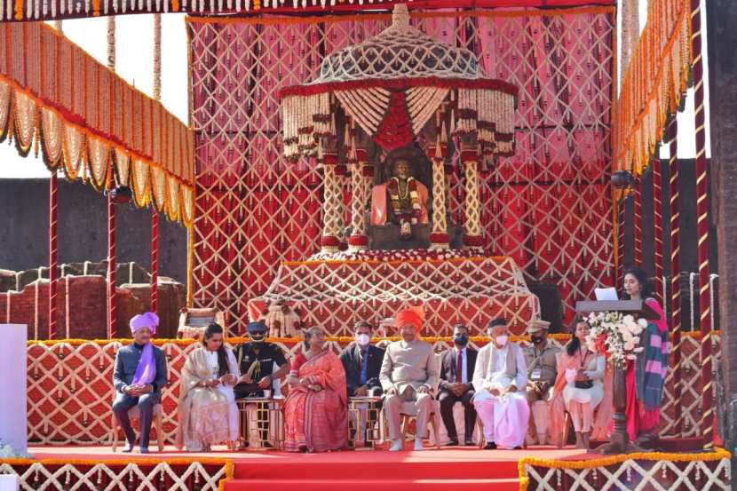 राष्ट्रपतींबरोबर राज्यपाल भगतसिंह कोश्यारी, खासदार संभाजीराजे यांच्यासह अनेक मान्यवर उपस्थित होते.