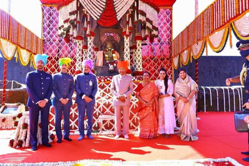 राष्ट्रपती कोविंद यांच्यासोबत या भेटीच्या वेळी अनेक मान्यवर हजर होते.