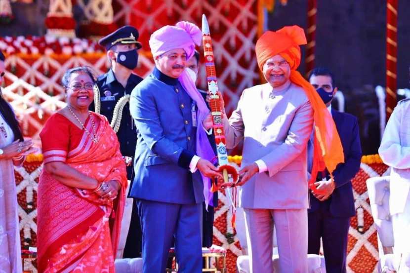 या वेळी त्यांना भवानी तलवार, दांडपट्टा, आज्ञापत्र आणि शिवकालीन होण याची प्रतिकृती भेट म्हणून देण्यात आली.