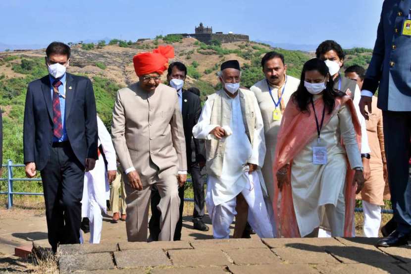 त्यांनी किल्ल्याच्या जतन व संवर्धन कामाचा आढावा घेतला