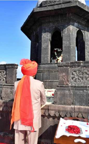 राष्ट्रपती राम नाथ कोविंद यांनी आज रायगड किल्ल्याला भेट देऊन छत्रपती शिवाजी महाराजांना आदरांजली वाहिली.