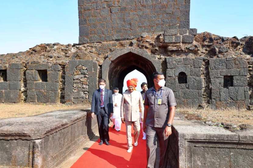 राष्ट्रपती रामनाथ कोविंद यांनी छत्रपती शिवाजी महाराज यांना वंदन करून ऐतिहासिक रायगड किल्ल्याला भेट दिली.