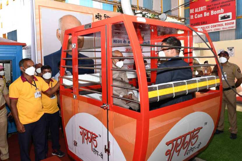 तसेच रायगडावर सुरू करण्यात आलेल्या रोप वे सुविधेचाही अनुभव घेतला.