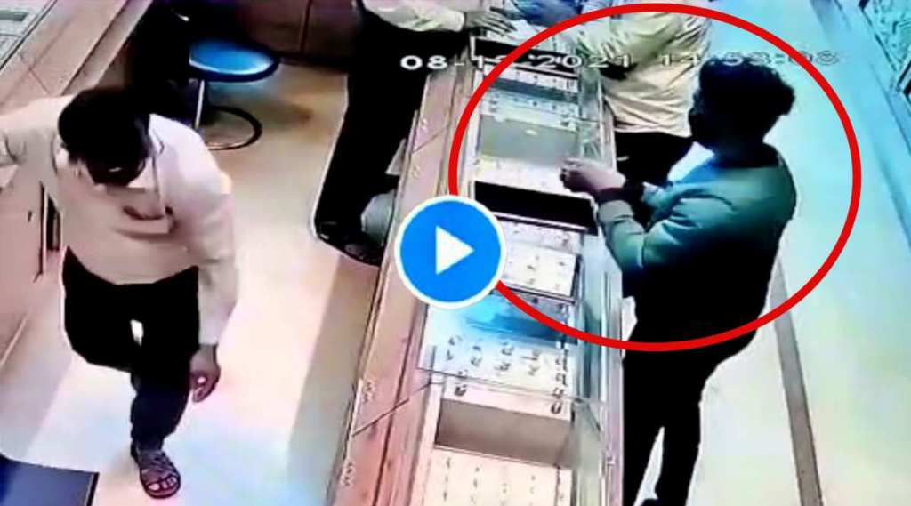 पुणे : मैत्रिणीला गिफ्ट देण्यासाठी थेट दागिन्यांच्या दुकानात चोरी, हडपसरमध्ये २ भावी डॉक्टर गजाआड पुणे : मैत्रिणीला गिफ्ट देण्यासाठी थेट दागिन्यांच्या दुकानात चोरी, हडपसरमध्ये २ भावी डॉक्टर गजाआड