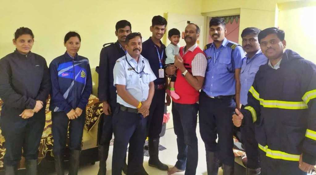 दीड वर्षांची चिमुकली अडकली बेडरूमध्ये; दरवाजा तोडत अग्निशमन दलाकडून सुखरूप सुटका