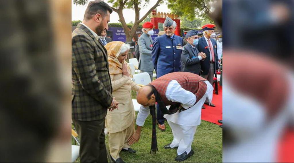 Rajnath singh touches feet1971 war veterans colonel hoshiar singh wife