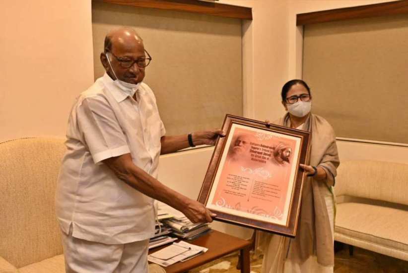 पश्चिम बंगालच्या मुख्यमंत्री आणि तृणमुल काँग्रेसच्या प्रमुख ममता बॅनर्जी यांनी मुंबईत राष्ट्रवादी काँग्रेसचे अध्यक्ष शरद पवार यांची भेट घेतली. यावेळी राष्ट्रवादीचे दिग्गज नेते उपस्थित होते.