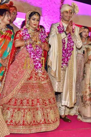 लालू प्रसाद यादव यांचा मोठा मुलगा तेज प्रताप यादव यांनी ऐश्वर्या राय यांच्याशी लग्न केले. मात्र, हे लग्न फार काळ टिकलं नाही. अखेर दोघांनी वेगळं होण्याचा निर्णय घेतला.