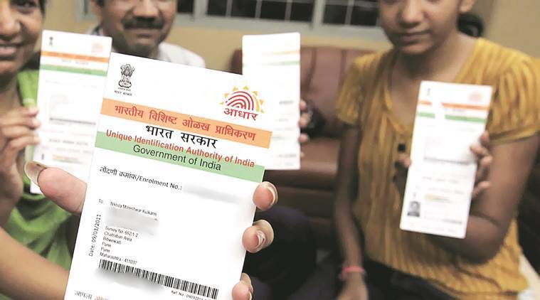 भारतात आज ९० टक्क्याहून अधिक लोकांकडे आधारकार्ड आहे. आधारकार्ड योजना आल्यानंतर पहिलं आधारकार्ड कुणाचं काढलं असेल? हा प्रश्न तुम्हाला कधीतरी पडला असेलच.
