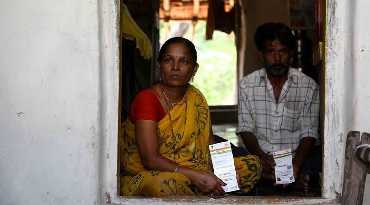 भारतातील पहिल्या आधार कार्डबद्दल बोललो, तर देशातील पहिले आधार कार्ड २९ सप्टेंबर २०१० रोजी रंजना सोनवणे यांनी बनवले होते. (Photo- Indian Express)