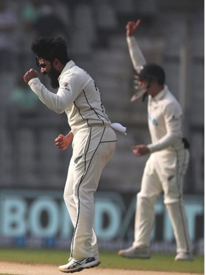वानखेडे स्टेडियम म्हणजे भारतीय क्रिकेटची पंढरीच जणू. याच मैदानावर एक इतिहास घडला. भारत न्यूझीलंडदरम्यान सुरू असलेल्या कसोटी सामन्याच्या पहिल्या डावात संपूर्ण भारतीय संघाला न्यूझीलंडच्या एकाच गोलंदाजानं चितपट केलं, तो म्हणजे एजाज पटेल.