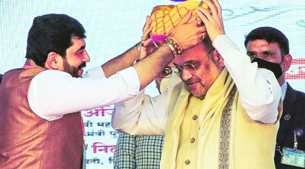 महापालिका आवारात उभारण्यात येणाऱ्या छत्रपती शिवाजी महाराज स्मारकाचे भूमिपूजन आणि विस्तारित इमारतीमधील डॉ. बाबासाहेब आंबेडकर यांच्या पुतळ्याचे अनावरण केंद्रीय गृहमंत्री अमित शहा यांच्या हस्ते रविवारी झाले. या वेळी महापौर मुरलीधर मोहोळ यांच्या हस्ते अमित शहा यांचा सत्कार करण्यात आला. महापालिका आवारात उभारण्यात येणाऱ्या छत्रपती शिवाजी महाराज स्मारकाचे भूमिपूजन आणि विस्तारित इमारतीमधील डॉ. बाबासाहेब आंबेडकर यांच्या पुतळ्याचे अनावरण केंद्रीय गृहमंत्री अमित शहा यांच्या हस्ते रविवारी झाले. या वेळी महापौर मुरलीधर मोहोळ यांच्या हस्ते अमित शहा यांचा सत्कार करण्यात आला.