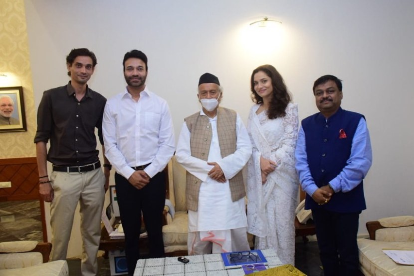 नुकतीच अंकिता आणि विकी यांनी जोडीने जाऊन महाराष्ट्राचे राज्यपाल भगतसिंग कोश्यारी यांची भेट घेतली.