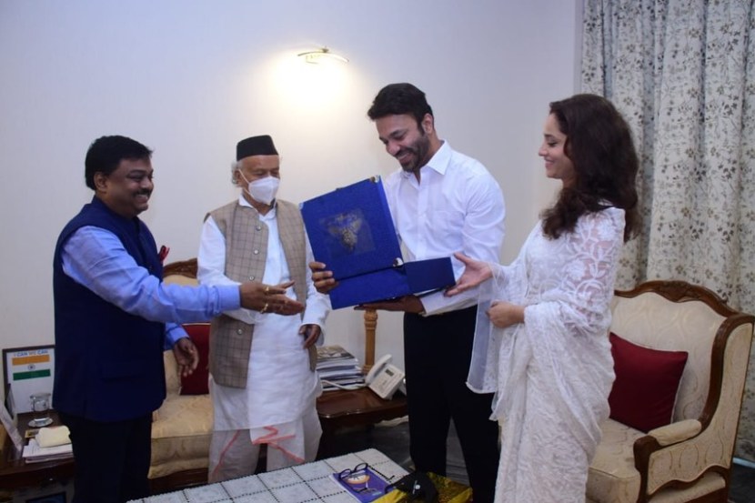 यावेळी त्यांनी राजभवनात त्यांची भेट घेऊन लग्नाची पत्रिका दिली. 'लग्नाला आठवणीने या', अशी विनंती देखील तिने राज्यपालांना केली.
