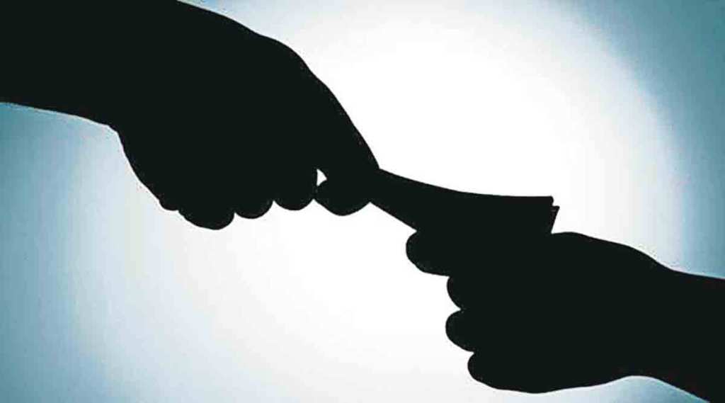 सरकारी सेवेत लाचखोरीचे प्रमाण वाढले ; नगर जिल्ह्य़ात कारवाई झालेले ८० जण चाळिशीच्या आतील
