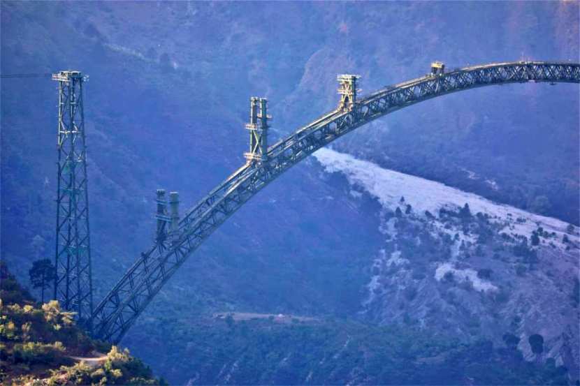 हा ब्रिज भारतीय रेल्वेच्या इंजिनियरिंगचा अद्भूत नमुना म्हणून पाहिला जातो आहे.