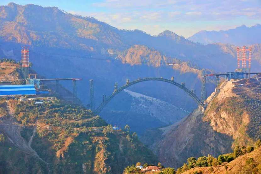हा जगातील सर्वात उंच रेल्वे ब्रिज आहे. उंचीमध्ये हा ब्रिज आयफेल टॉवरलाही खुजा ठरवत आहे.