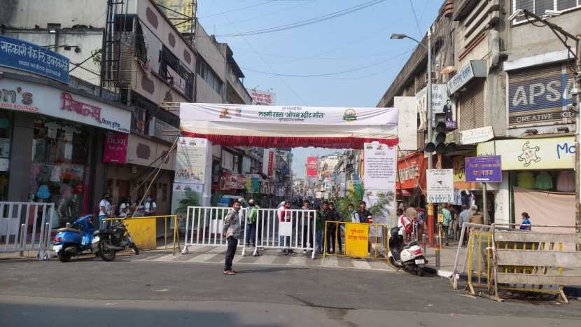 तसेच लक्ष्मी रोडवर नो व्हेइकल डे चं आयोजन करण्यात आले. लोकांच्या सवयी बदलाव्यात यासाठी वाहतूक पोलिसांकडून दिवसभर लक्ष्मी रस्त्यावर नो व्हेईकल डे पाळण्यात आला.