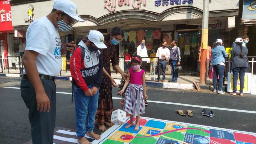 यावेळी लहान मुलांनी सापशिडीच्या खेळाचा आनंद घेतला.