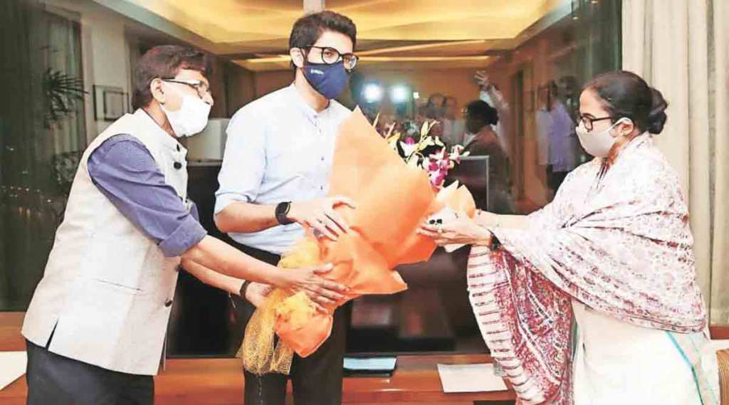 पश्चिम बंगालच्या मुख्यमंत्री ममता बॅनर्जी यांची मंगळवारी मुंबई दौऱ्यात पर्यटनमंत्री आदित्य ठाकरे तसेच शिवसेना नेते संजय राऊत यांनी भेट घेतली.