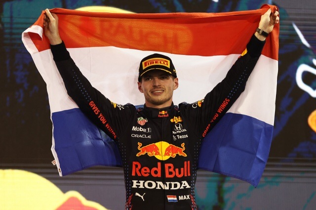 अबुधाबी ग्रांप्री स्पर्धेची फायनल सर्वांसाठी ऐतिहासिक ठरली. एफ-१चा नवा वर्ल्ड चॅम्पियन रेड बुल संघाच्या मॅक्स व्हर्स्टॅपेनने इतिहास रचला आहे. वयाच्या २४ व्या वर्षी मॅक्स चॅम्पियन बनला. शेवटच्या लॅपमध्ये मॅक्सने दिग्गज लुईस हॅमिल्टनला ज्या पद्धतीने मागे टाकले, त्यावरूनही बरेच वाद झाले. मात्र त्याच्या विजयानंतर मॅक्स सेलिब्रेशन करताना दिसला.