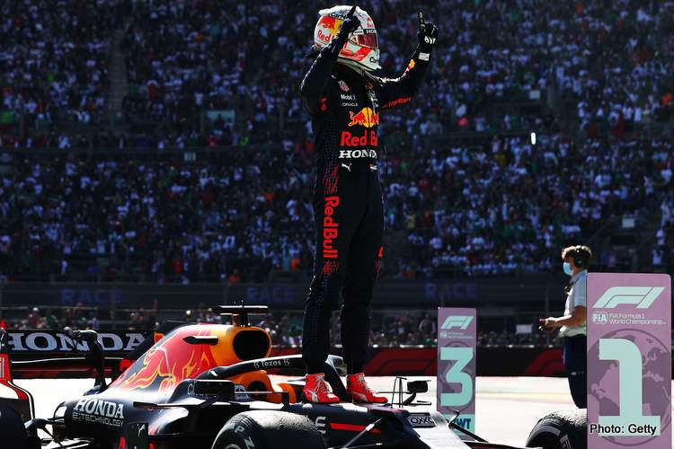 मॅक्स वेरस्टाप्पेन हा वर्ल्ड चॅम्पियन होणारा पहिला डच ड्रायव्हर बनला आहे. तसंच त्याच्या रेडबूल टीमने 2013 नंतर पहिल्यांदा एफवन स्पर्धेचं विजेतेपद पटकावले आहे.