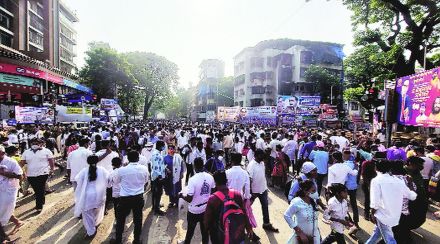 महापरिनिर्वाणदिनी भारतरत्न डॉ. बाबासाहेब आंबेडकर यांना अभिवादन करण्यासाठी अनुयायी चैत्यभूमी परिसरात दाखल झाले होते.
