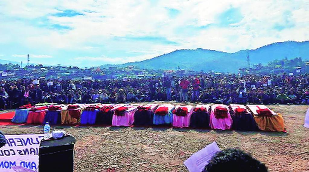 नागालँडमध्ये लष्कराच्या गोळीबारात ठार झालेल्या नागरिकांचे मृतदेह सोमवारी अंत्यदर्शनासाठी ठेवले होते. 