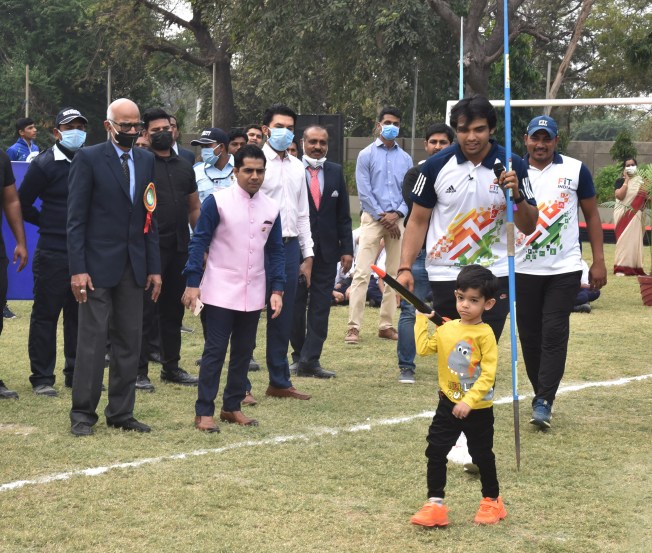टोक्यो ऑलिम्पिक स्पर्धेत भालाफेक या क्रीडाप्रकारात सुवर्णपदक पटकावून इतिहास घडवणाऱ्या नीरज चोप्राने आज पुन्हा एकदा अनेकांची मनं जिंकली. नीरज नुकताच अहमदाबादमधल्या एका शाळेत गेला होता. तिथे त्याने शाळकरी मुलांसोबत काही वेळ घालवला, त्यांच्याशी बातचित केली.