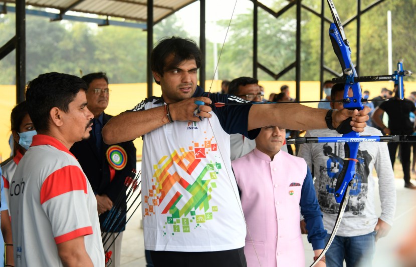 त्याचबरोबर त्याने या चिमुकल्यांना भालाफेकही शिकवलं. त्याचबरोबर त्यांना खेळासंदर्भात, आरोग्यसंदर्भात मार्गदर्शनही केलं. या भेटीदरम्यानचा नीरज चोप्राचा व्हिडीओ सध्या सोशल मीडियावर मोठ्या प्रमाणावर शेअर केला जात आहे.