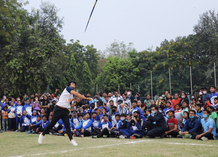 क्रीडा मंत्रालय आणि शिक्षण मंत्रालयातर्फे मीट द चॅम्पियन हे नवं अभियान सुरू करण्यात आलं आहे. हे अभियान दोन वर्षे चालणार आहे. या अभियानांतर्गत जानेवारीपासून ऑलिम्पिक स्पर्धांमध्ये यश मिळवलेले खेळाडू शाळांमध्ये जातील आणि तिथल्या मुलांशी संवाद साधतील. भारतीय स्वातंत्र्याला ७५ वर्षे पूर्ण झाल्याच्या निमित्ताने साजरा केल्या जाणाऱ्या आझादीचा अमृत महोत्सव या कार्यक्रमाअंतर्गतच हे अभियान राबवण्यात येत आहे. (फोटो सौजन्य - नीरज चोप्रा, संस्कारधाम ट्विटर)