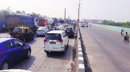 सावरकर नगर भागातील रस्त्याच्या कामामुळे कोंडी