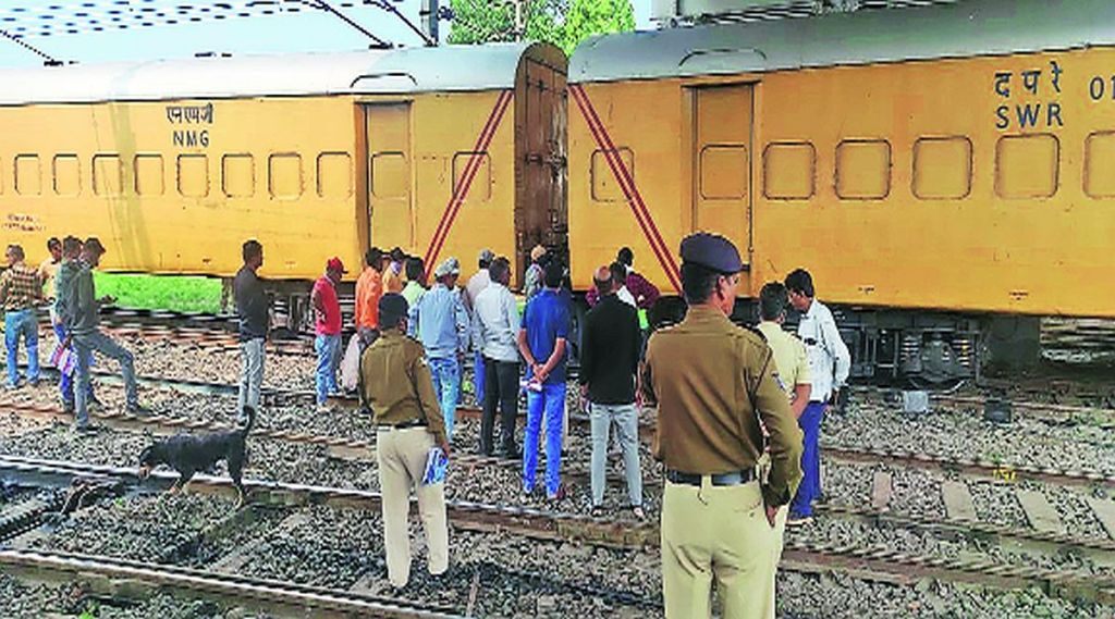 मनमाड येथे रेल्वेमार्ग दुरुस्तीचे काम सुरू असतांना