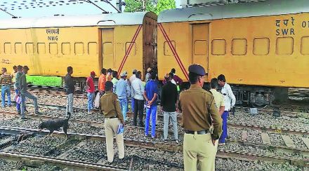 मनमाड येथे रेल्वेमार्ग दुरुस्तीचे काम सुरू असतांना