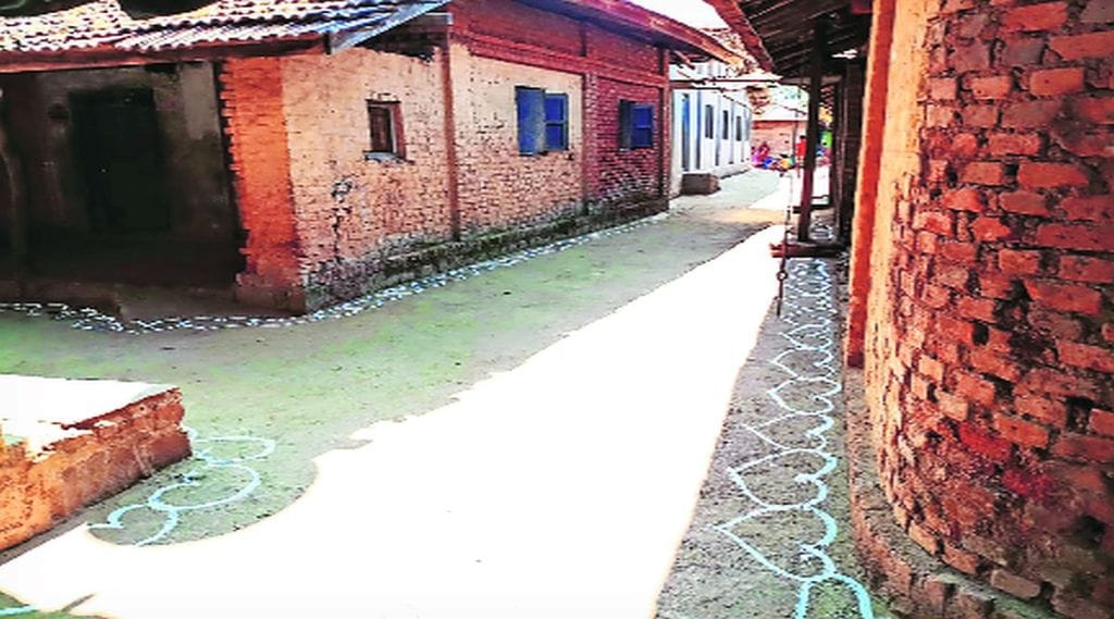 जव्हार तालुक्यातील बरवाडपाडा गावातील परिसरात स्वच्छता आणि सौरऊर्जेला प्राधान्य देण्यात आले आहे.