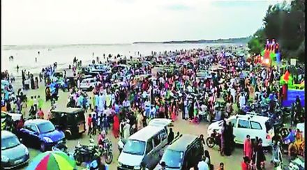 नाताळच्या दिनी चिंचणीसह केळवे, शिरगाव, बोर्डी, दातिवरे आदी समुद्रकिनाऱ्यांवर पर्यटकांनी गर्दी केली होती. नाताळच्या दिनी चिंचणीसह केळवे, शिरगाव, बोर्डी, दातिवरे आदी समुद्रकिनाऱ्यांवर पर्यटकांनी गर्दी केली होती.