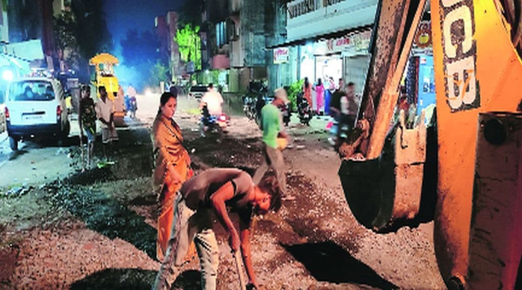 नगर परिषद लक्ष देत नसल्याचे स्वखर्चाने रस्त्याची दुरुस्ती नगरसेवकांनी केली.