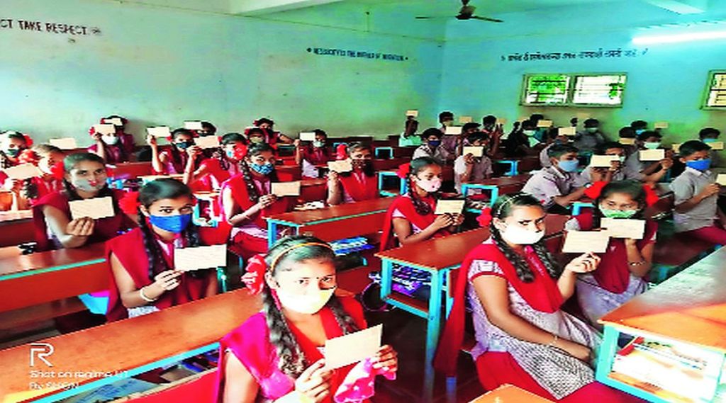 भेटकार्डातून लसीकरणाची जनजागृती