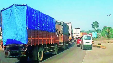 दापचरी तपासणी नाक्याजवळ वाहतूक कोंडी दापचरी तपासणी नाक्याजवळ वाहतूक कोंडी