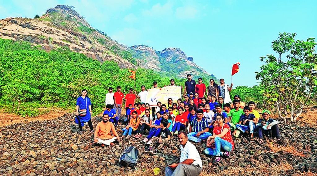 तांदुळवाडी गडावर विद्यार्थ्यांची सफर