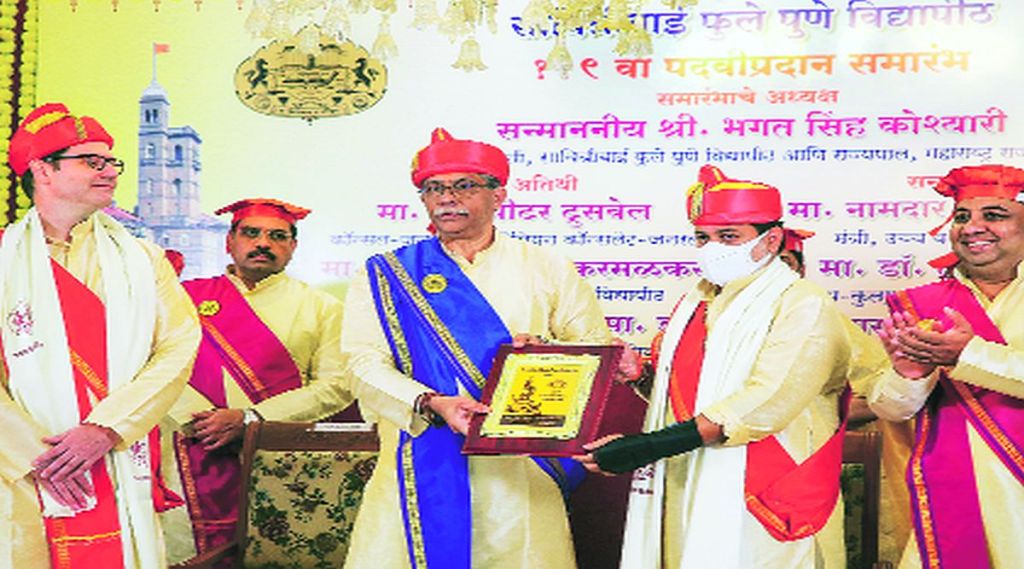 सावित्रीबाई फुले पुणे विद्यापीठाच्या पदवी प्रदान कार्यक्रमात कुलगुरू डॉ. नितीन करमळकर यांनी उच्च व तंत्रशिक्षणमंत्री उदय सामंत यांचे स्वागत केले. या वेळी (डावीकडून) ऑस्ट्रेलियाचे महावाणिज्यदूत पिटर ट्रसवेल, डॉ. करमळकर, सामंत कुलसचिव डॉ. प्रफुल्ल पवार उपस्थित होते.