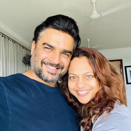 'ज्यावेळी मी सरितासोबत फिरत होतो, तेव्हा माझ्याकडे एक जागा होती, जवळीक साधण्यासाठी. त्यामुळे हे दगड (समुद्रकिनारी असणारे) आमच्यासाठी बऱ्याच कहाण्या सांगणारे आहेत', असे माधवन म्हणाला.