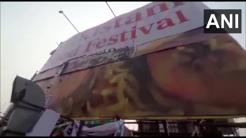 यावेळी ‘जय श्री राम’ आणि ‘हर हर महादेव’ अशा घोषणा या कार्यकर्त्यांनी बॅनर फाडून जाळून टाकले.