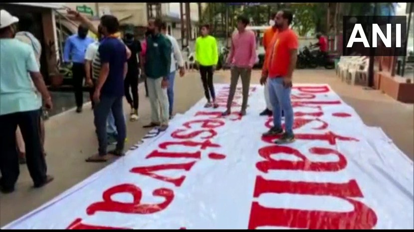 सुरतमधील रिंगरोडवरील जुन्या सबजेलजवळ हे बॅनर लावण्यात आले होते.