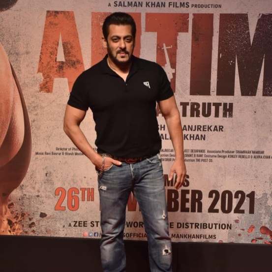 संगीता बिजलानीच्या आधी सलमान खान शाहीनच्या प्रेमात वेडा झाला होता. तिला भेटण्यासाठी सलमान तिच्या घरी दूध आणि ब्रेड घेऊन जायचा.