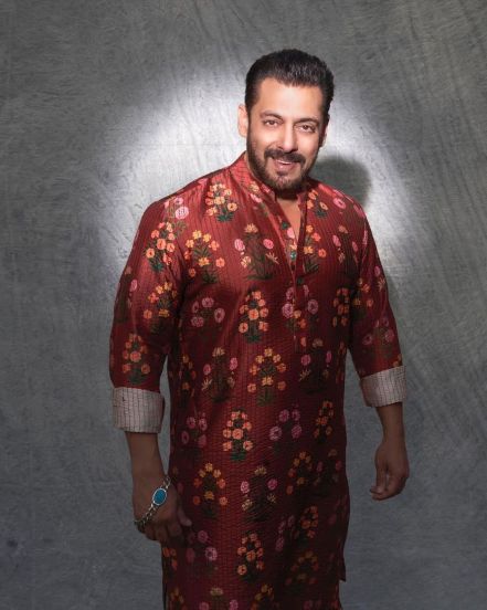 बॉलिवूडचा लोकप्रिय अभिनेता सलमान खान हा टीव्ही रिअॅलिटी शो बिग बॉसचे सूत्रसंचालन करत आहे. 'बिग बॉस १३' पर्वासाठी त्याला प्रति एपिसोड १३ कोटी मिळत असल्याची बातमी आली होती. यानुसार, सलमानने केवळ १३ व्या सीझनद्वारे २०० कोटींची कमाई केली होती. याच्या प्रत्येक सीझनसाठी सलमानची फी वेगवेगळी असते.