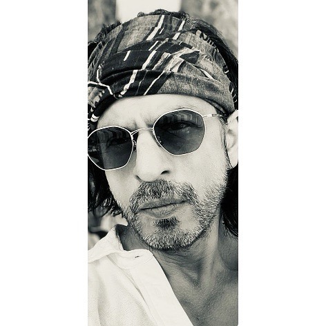 यानंतर शाहरुख थोडेसे केस कापून आला. पण तेव्हा लेख त्याला म्हणाले, 'एवढेसे केस कापून काहीही होणार नाही. तुला अजून केस कापावे लागतील.'