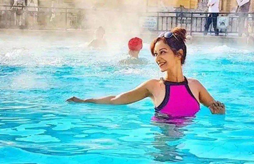 आपल्या अभिनयाने सुनैना प्रेक्षकांना तुफान हसवताना दिसते. पण यासोबत सोशल मीडियावरही तिचा हॉट अंदाजही नेहमी चर्चेत असते.