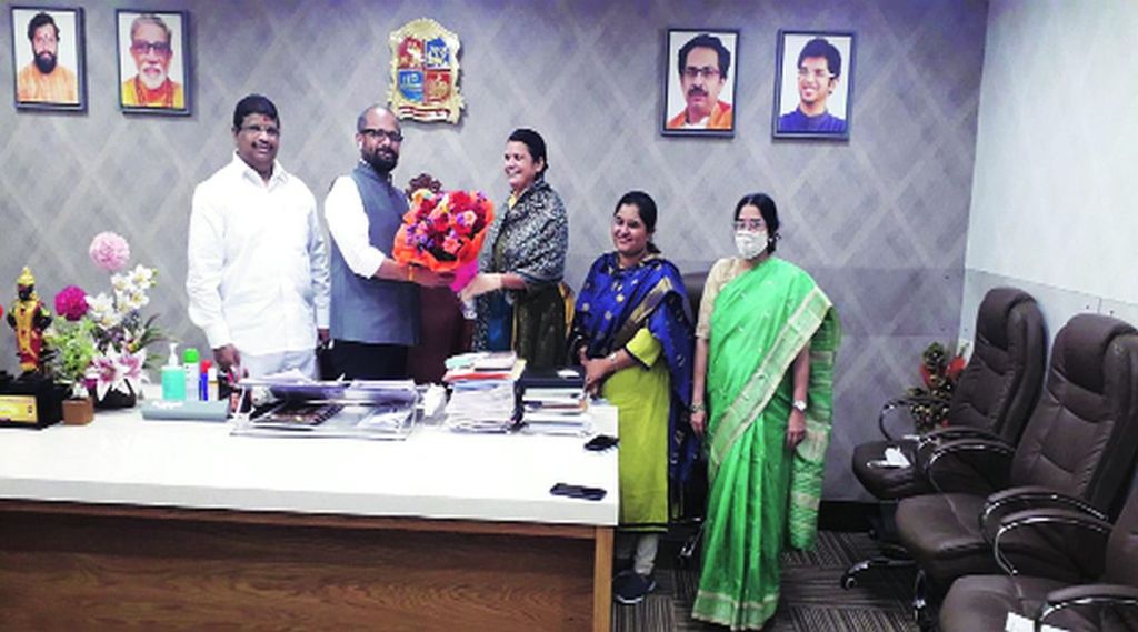 तीन महिन्यांच्या उपचारानंतर रुजू झालेल्या सहायक आयुक्त कल्पिता पिंपळे यांचे महापौर नरेश म्हस्के यांनी पुष्पगुच्छ देऊन स्वागत केले. तीन महिन्यांच्या उपचारानंतर रुजू झालेल्या सहायक आयुक्त कल्पिता पिंपळे यांचे महापौर नरेश म्हस्के यांनी पुष्पगुच्छ देऊन स्वागत केले.